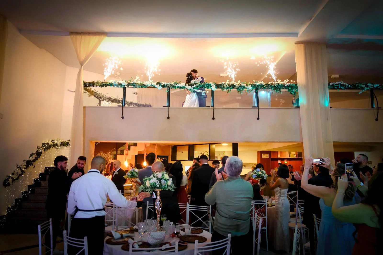 Noivos no mezanino com fogos indoor durante recepção no salão Verry Festeira