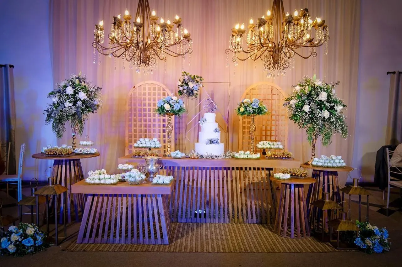 Mesa principal de casamento em tons claros com flores azuis